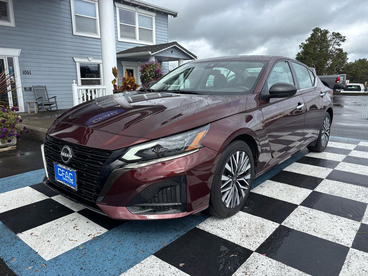 Used 2024 Nissan Altima 2.5 SV FWD image 2