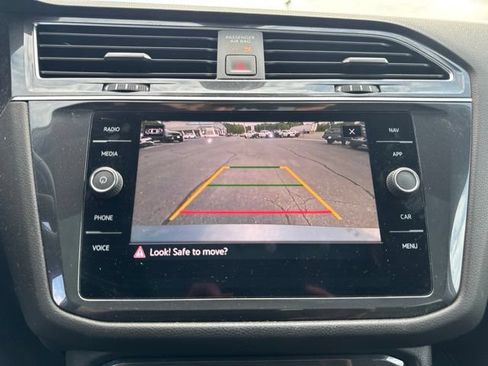 Used 2021 Volkswagen Tiguan SEL AWD/4WD image 39
