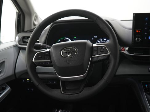 Used 2025 Toyota Sienna XLE w/ XLE Plus Package image 19