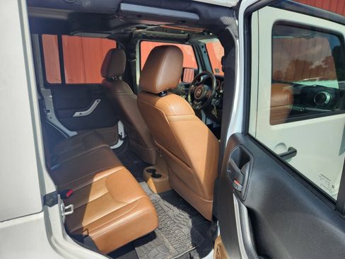 Used 2017 Jeep Wrangler Unlimited Sahara w/ Connectivity Group AWD/4WD image 13