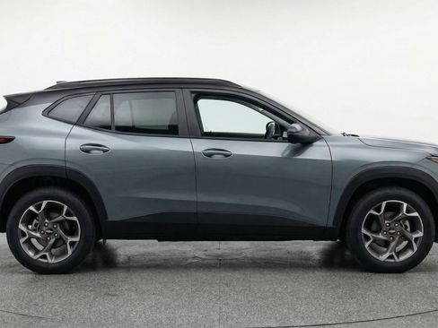 Used 2025 Chevrolet Trax LT FWD image 11