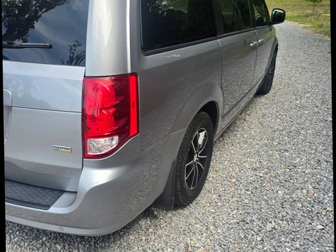 Used 2019 Dodge Grand Caravan SE FWD image 10