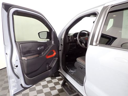 Used 2025 Nissan Frontier PRO-4X AWD/4WD image 17