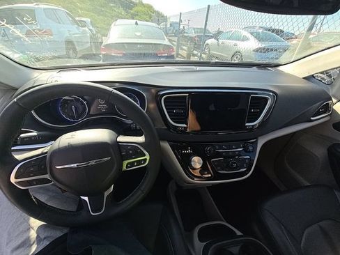 Used 2024 Chrysler Pacifica Touring-L FWD image 17