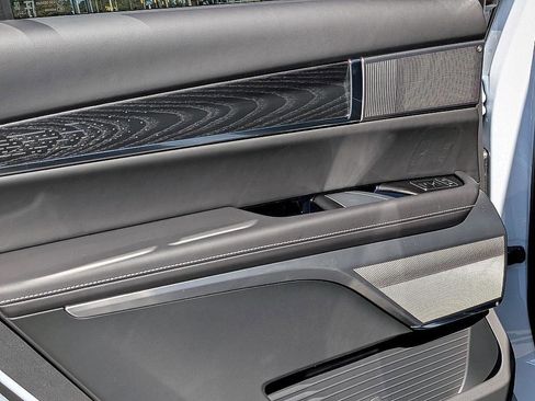 New 2026 Cadillac Vistiq Platinum image 24