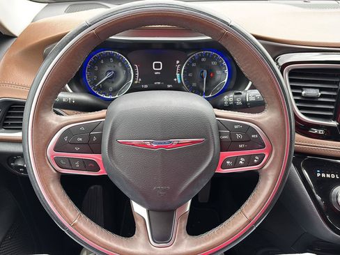 Used 2017 Chrysler Pacifica Limited image 10