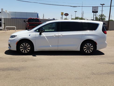 Used 2024 Chrysler Pacifica Limited FWD image 2