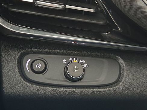 Used 2025 Buick Envista Sport Touring image 23