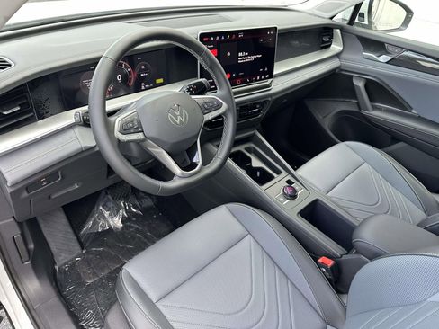 New 2025 Volkswagen Tiguan SE image 10
