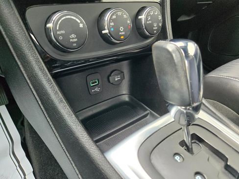 Used 2013 Chrysler 200 S FWD image 31