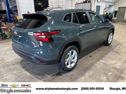 New 2026 Chevrolet Trax LS w/ LS Convenience Package FWD image 8