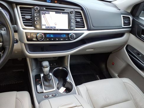 Used 2019 Toyota Highlander Limited Platinum image 18