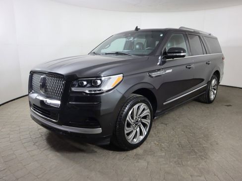Used 2023 Lincoln Navigator L Reserve AWD/4WD image 3