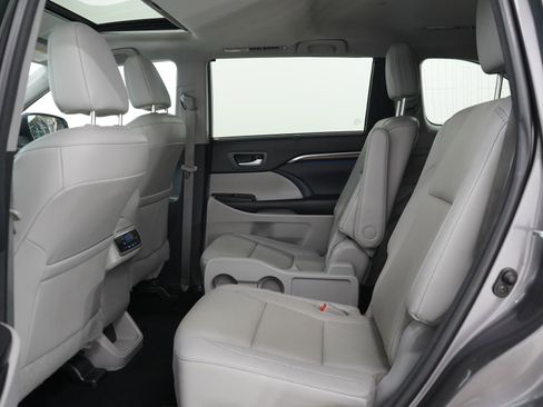 Used 2016 Toyota Highlander Limited w/ Driver Technology Package AWD/4WD image 16