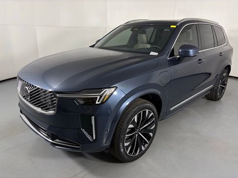 New 2026 Volvo XC90 T8 Plus w/ Protection Package Premier AWD/4WD image 4
