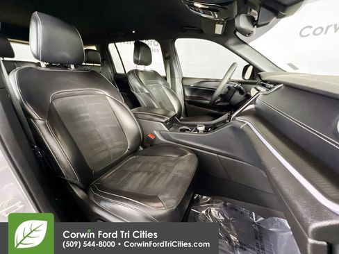 Used 2024 Jeep Grand Cherokee L Laredo AWD/4WD image 17