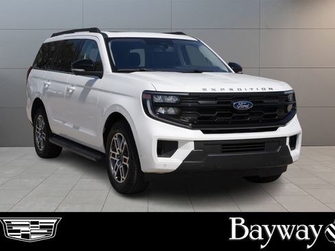 Used 2025 Ford Expedition Active image 3