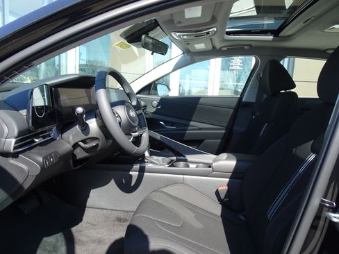 New 2025 Hyundai Elantra SEL image 9