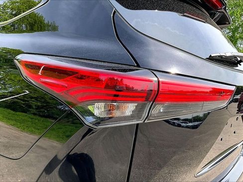 Used 2023 Toyota Highlander XLE AWD/4WD image 34
