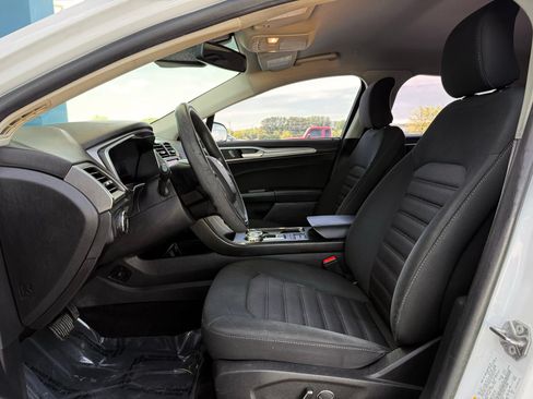 Used 2019 Ford Fusion SE FWD image 12