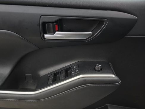 Used 2020 Toyota Highlander XLE FWD image 24