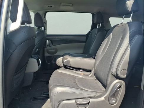 Used 2026 Kia Carnival FWD image 19