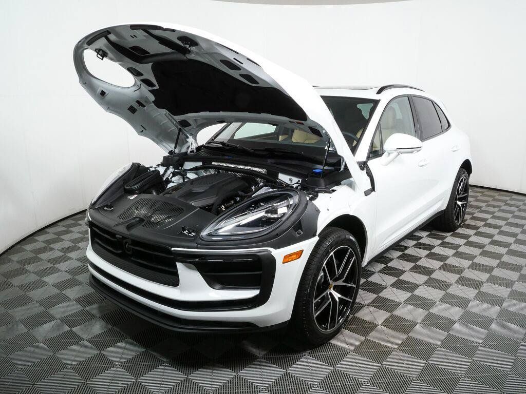 Certified 2026 Porsche Macan AWD/4WD image 33