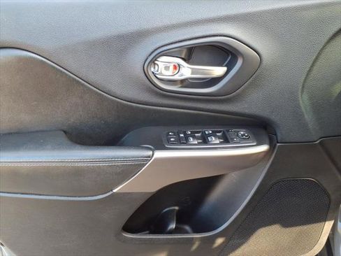 Used 2019 Jeep Cherokee Latitude Plus w/ Comfort/Convenience Group AWD/4WD image 15