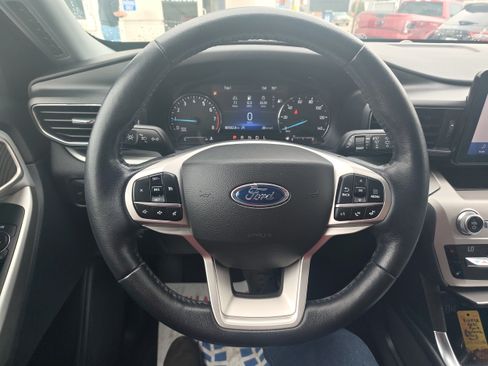 Used 2021 Ford Explorer XLT w/ Equipment Group 202A AWD/4WD image 7