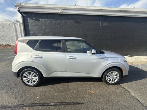 Used 2020 Kia Soul LX image 3