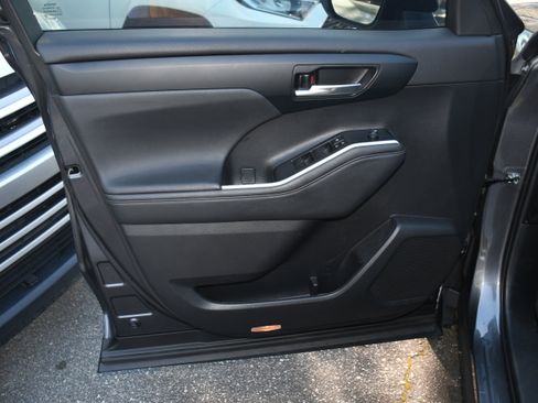 Used 2023 Toyota Highlander XSE image 10