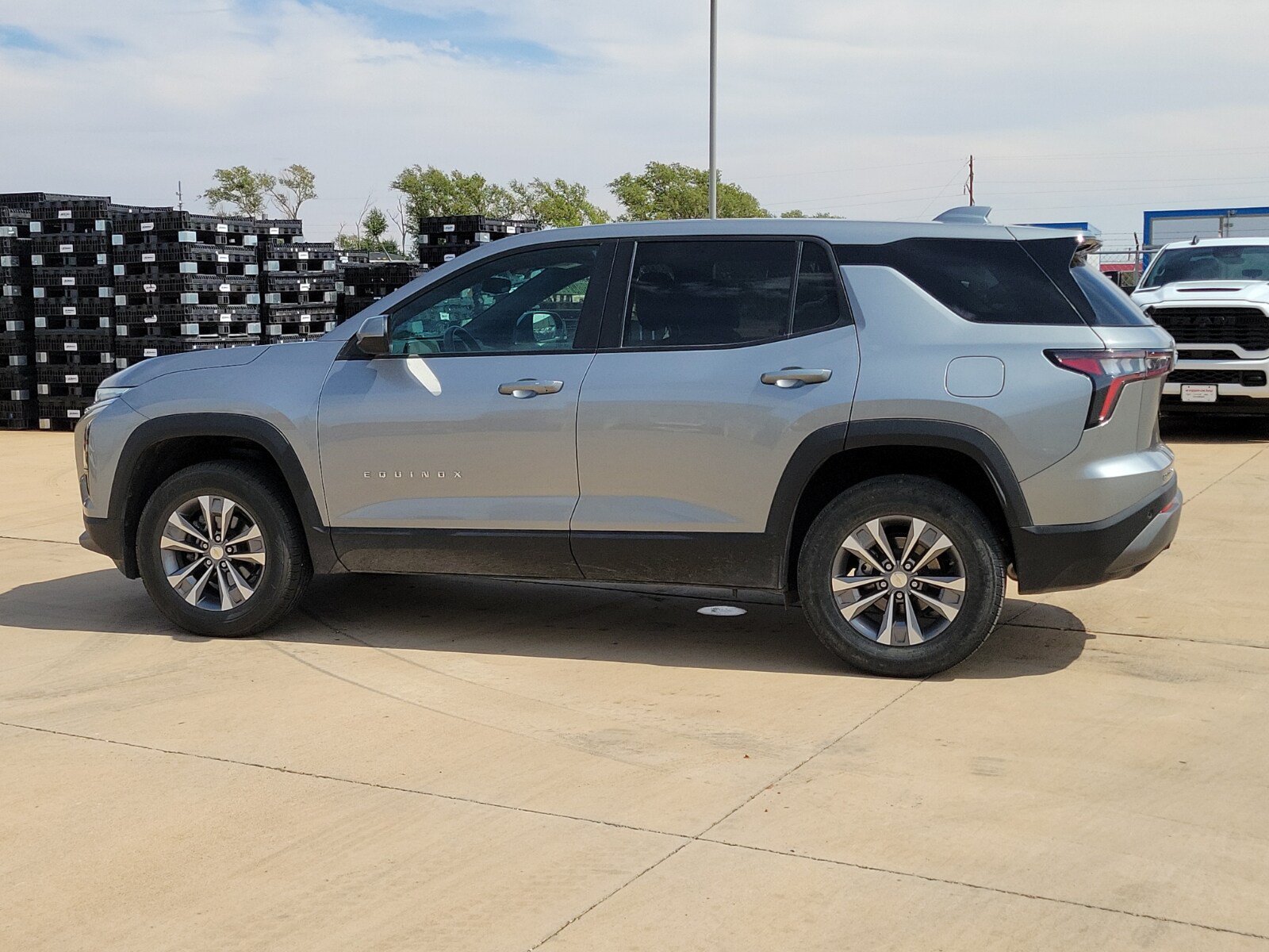 Used 2026 Chevrolet Equinox LT w/ Convenience Package II FWD image 2