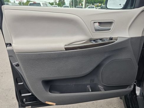 Used 2018 Toyota Sienna XLE AWD/4WD image 23