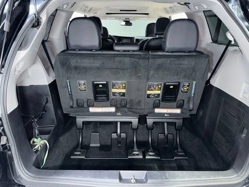 Used 2018 Toyota Sienna SE FWD image 29