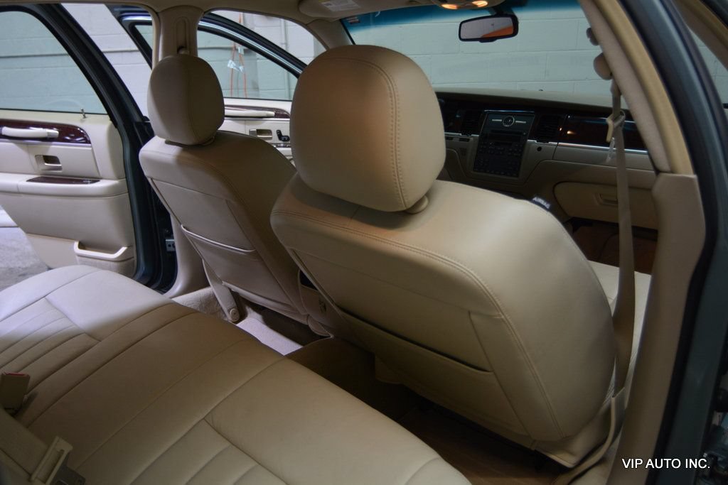 Used 2006 Lincoln Town Car Signature RWD image 19