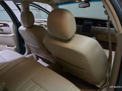Used 2006 Lincoln Town Car Signature image 19