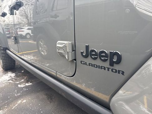 Used 2021 Jeep Gladiator Willys image 7