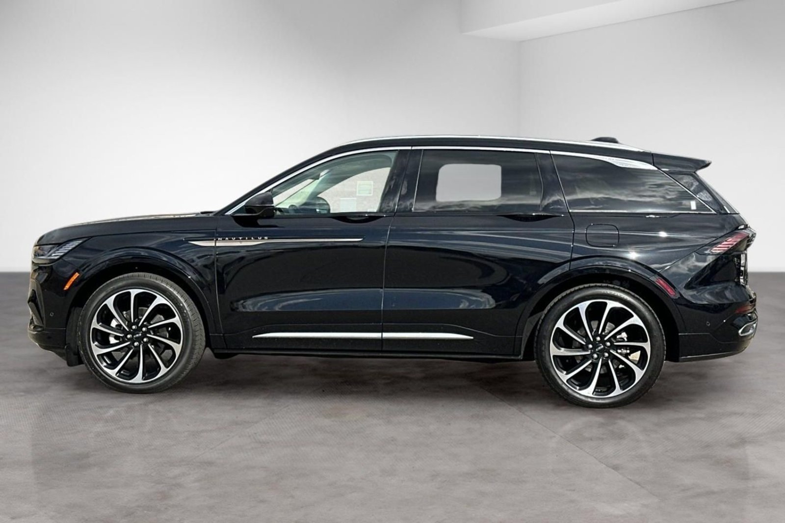 Used 2024 Lincoln Nautilus Black Label AWD/4WD image 2