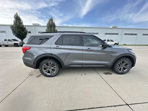 Used 2021 Ford Explorer XLT w/ Equipment Group 202A AWD/4WD image 14