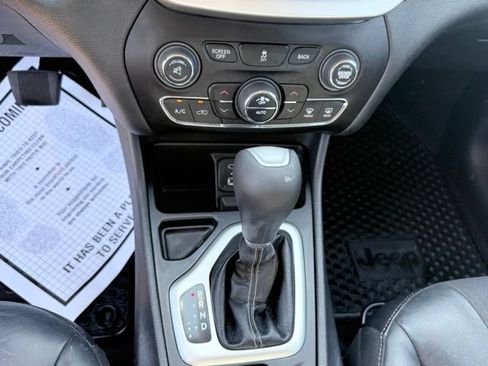 Used 2018 Jeep Cherokee Latitude Plus w/ Comfort/Convenience Group FWD image 14