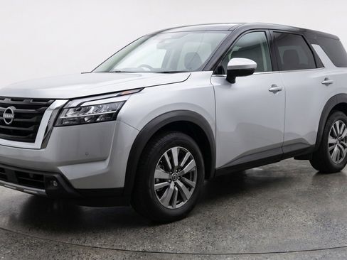 Used 2025 Nissan Pathfinder SV image 3