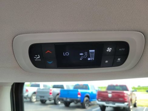 Used 2024 Chrysler Pacifica Limited FWD image 32