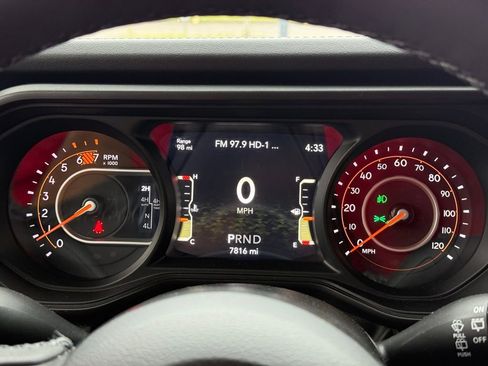 Used 2025 Jeep Wrangler Unlimited Rubicon AWD/4WD image 10