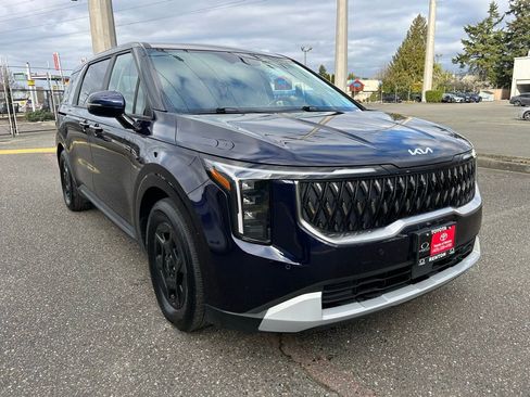 Used 2025 Kia Carnival image 3