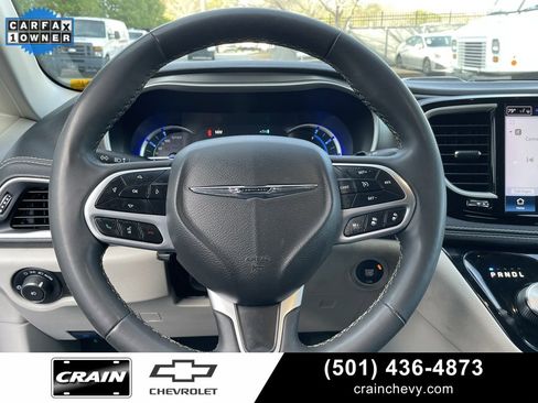 Used 2023 Chrysler Pacifica Touring-L image 15