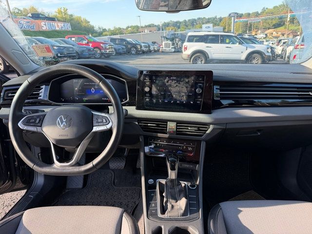 Used 2025 Volkswagen Jetta SE FWD image 13