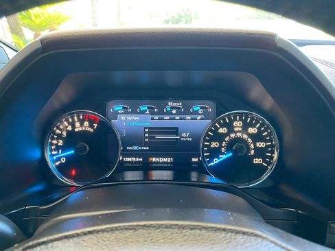 Used 2015 Ford F150 Platinum w/ Equipment Group 701A Luxury AWD/4WD image 29