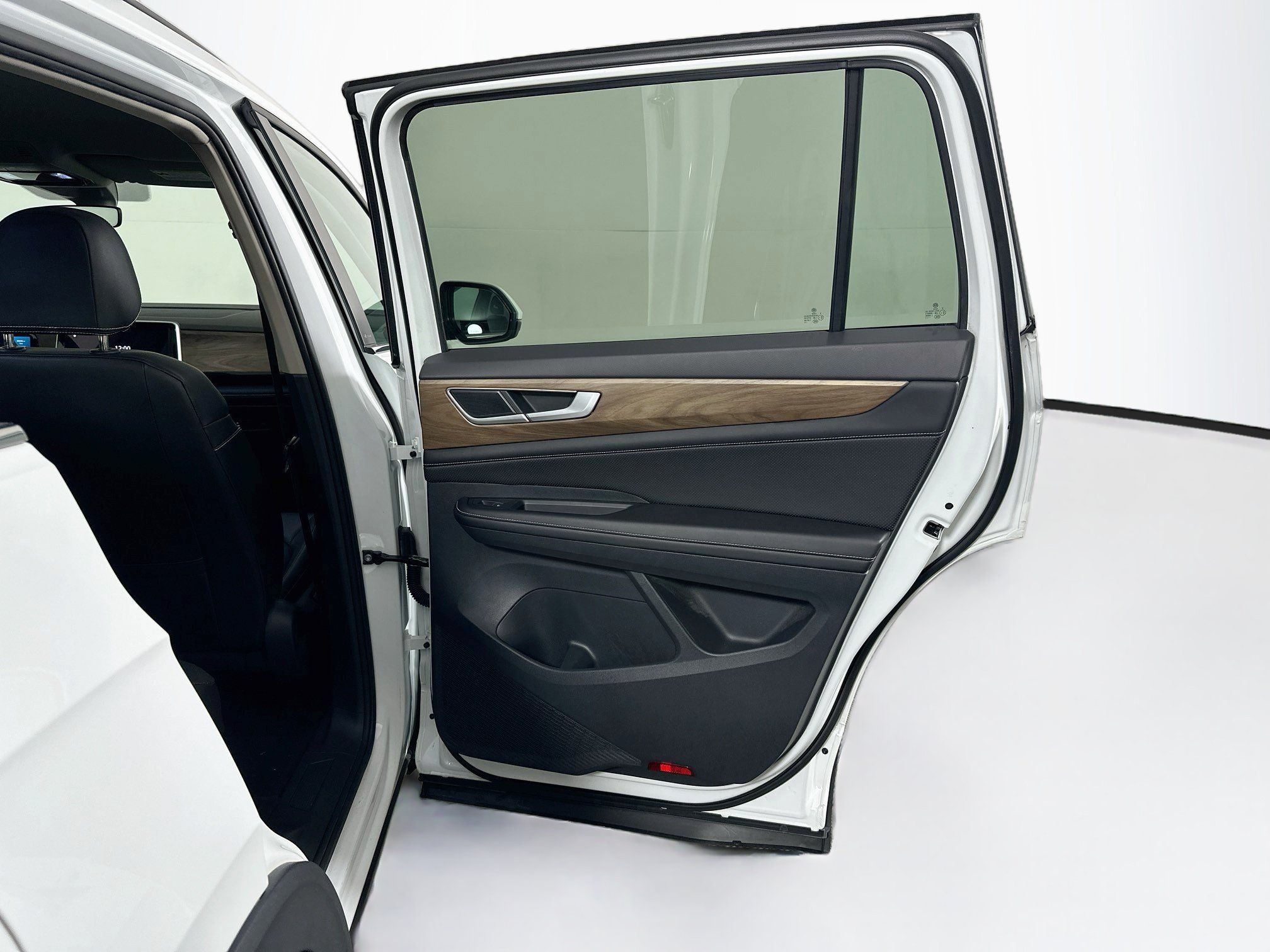 Used 2024 Volkswagen Atlas SE FWD image 30