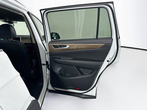Used 2024 Volkswagen Atlas SE FWD image 30