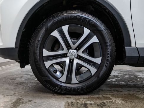 Used 2018 Toyota RAV4 LE w/ Carpet Mat Package image 8